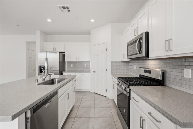 Building Photo - 10920 Oregano Ave