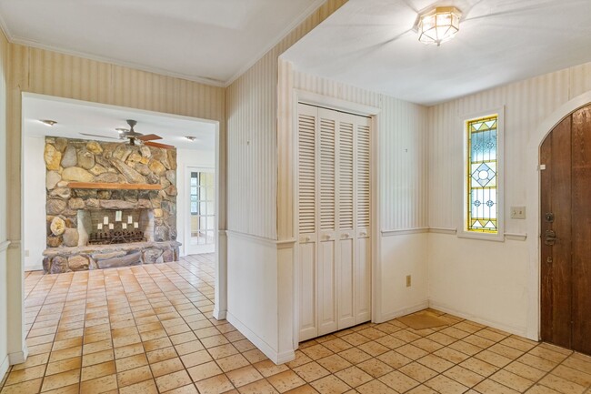 Building Photo - Escape to Your Private Paradise!