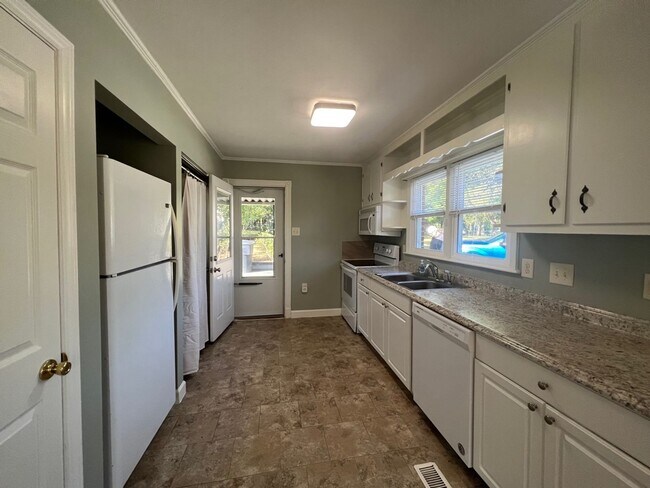 Building Photo - Three bedroom, 1 bath house in Burlington