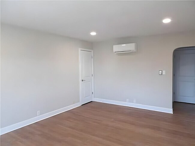 Building Photo - 215 S Ft Thomas Ave