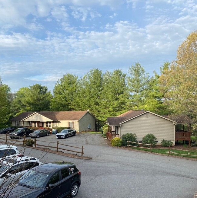 Building Photo - North AVL - Spacious 2/2 Apartment