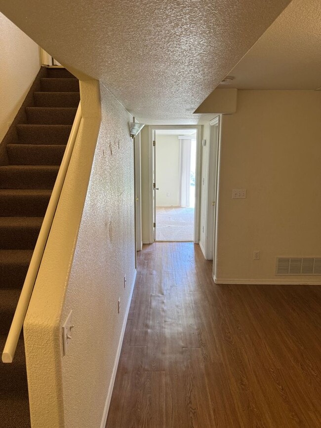 Building Photo - Beautiful 3-Bedroom 2.5 Bathroom in Briarg...