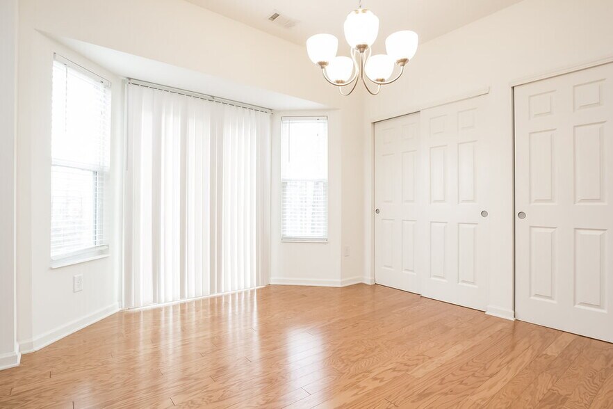 Building Photo - 1577 Shire Village Dr