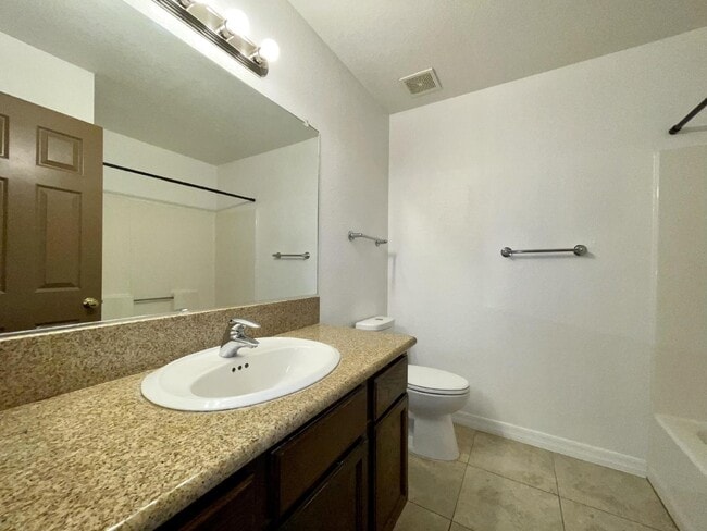 Building Photo - 2 bed 1 bath ground floor $1300 rent BHCRE...