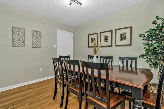 Building Photo - 1011 Old US Hwy 70