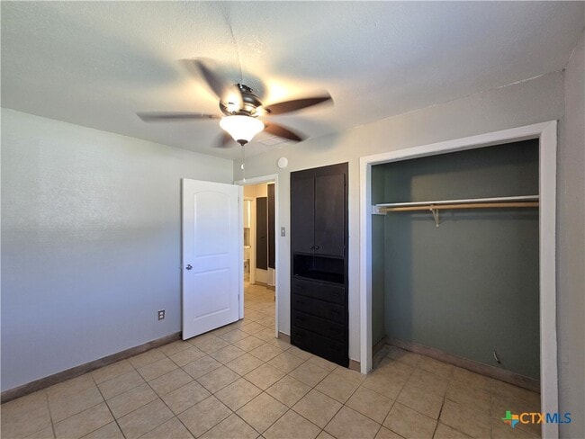 Building Photo - 212 E Valley Rd