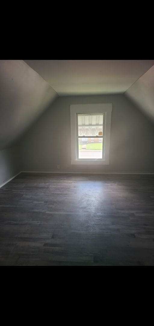 Building Photo - 4 Bed, 2 Bath/Remodled