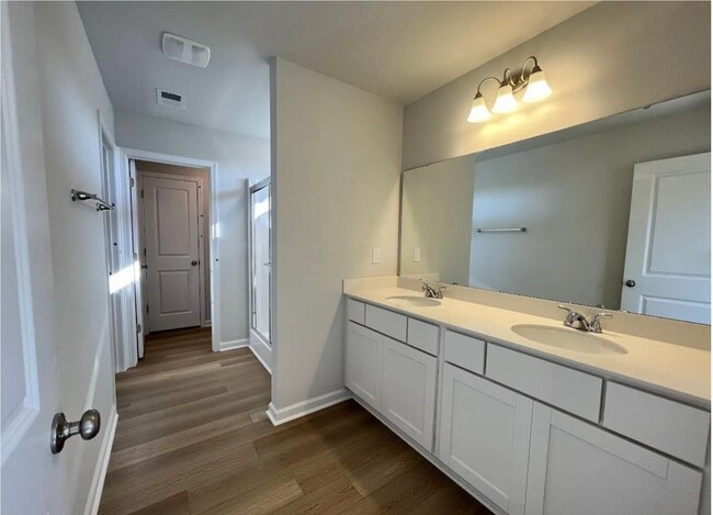 Building Photo - Modern Greenville Living - Spacious Home Available Now!