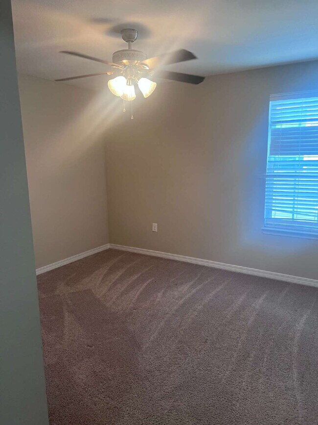 Building Photo - 426 Eisenhower Dr