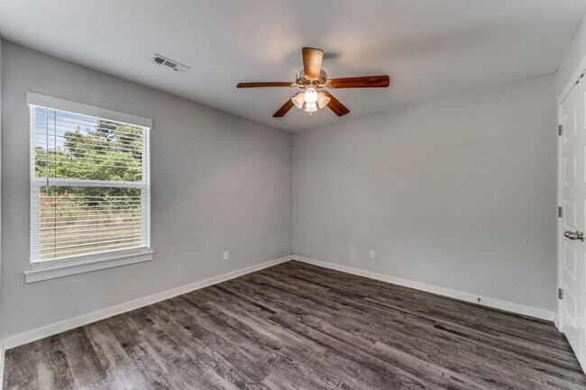 Building Photo - 640 Hidden Springs Dr
