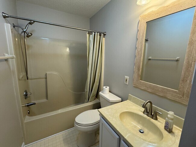 Building Photo - 3BR/2.5BA Home on 1 Acre in Spring Lake
