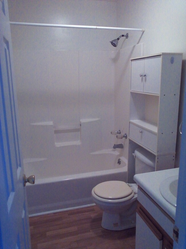 Building Photo - 2 Bedrooms 1 Bath - Downstairs unit