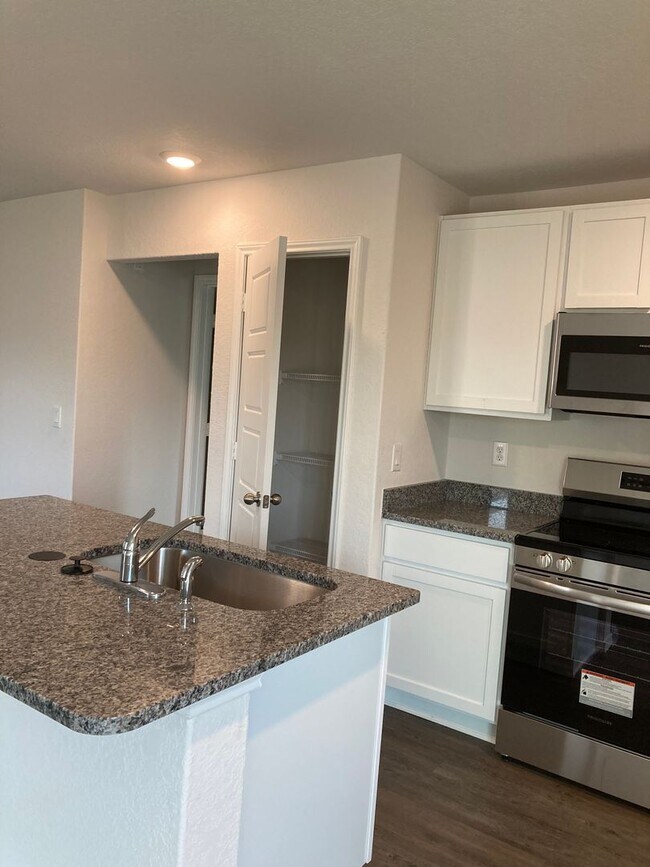 Building Photo - 3 Bedroom/2 Bathroom Lonesome Dove