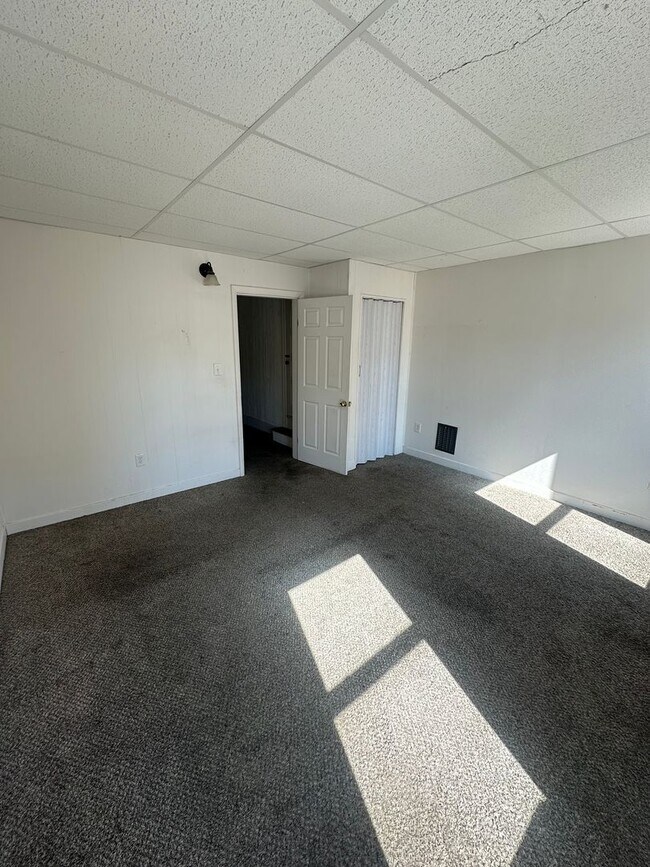 Building Photo - 1047 W Poplar St