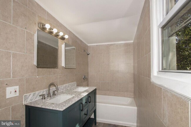 Building Photo - Gorgeous 4 Bedroom Home FOR RENT in Millville $1500
