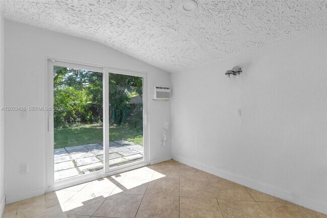Building Photo - 401 SW 25th Ave