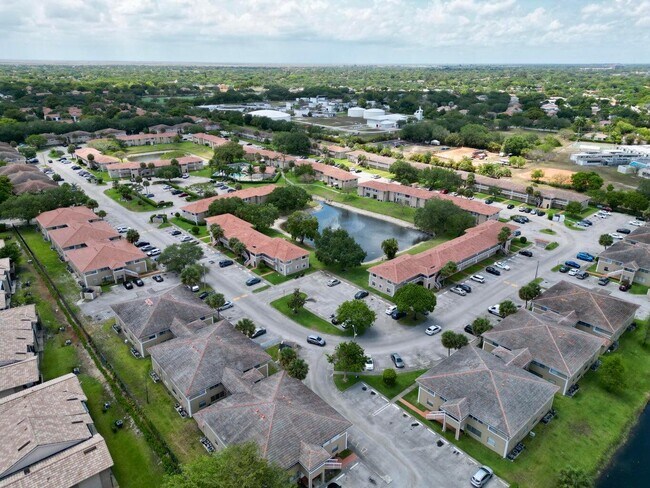 Building Photo - 10008 Twin Lakes Dr