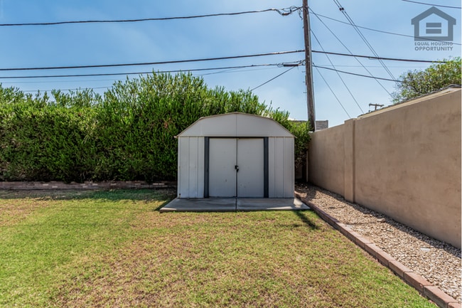 Building Photo - 3Bed/3Bath House at Thomas/7th Ave! Ready for Immediate Move-In! -- NO HOA! FULLY REMODELED!