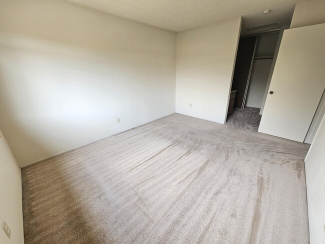 Building Photo - 5025 Valley Crest Dr