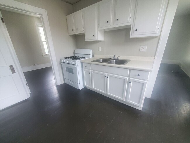 Building Photo - 2bd/1b UPSTAIRS 4-plex Cash Pay