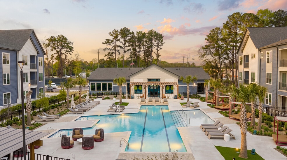 Resort-style swimming pool and sun deck - Marlowe Summerville