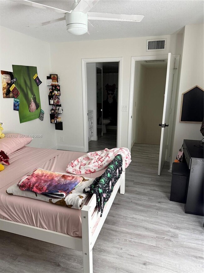 Building Photo - 2563 Lakeview Ct