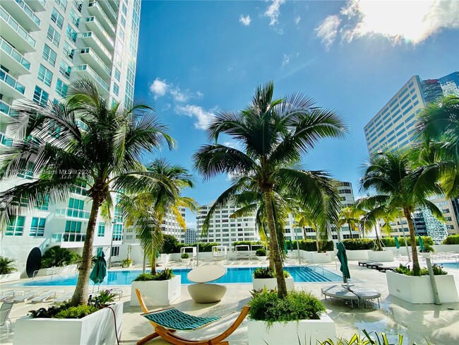 Building Photo - 950 Brickell Bay Dr