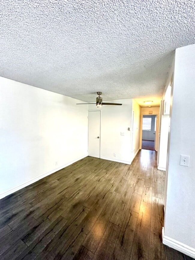 Building Photo - Charming 2+1 Condo