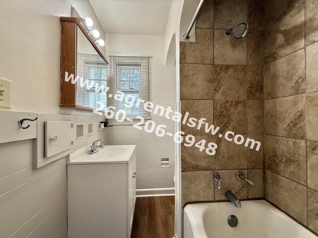 Building Photo - 2 Bedroom House- Section 8 OK!