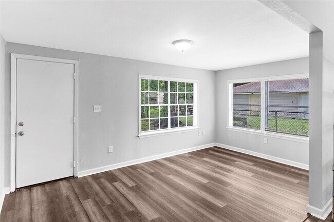 Building Photo - 1104 Southampton Dr