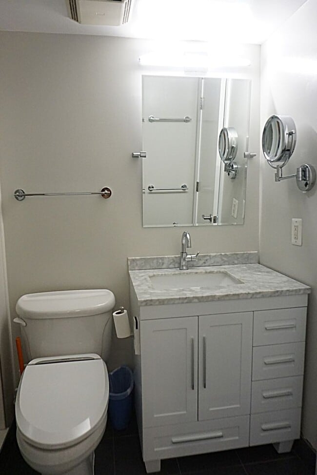Building Photo - A Modern Living of Top-Level Unit in the C...