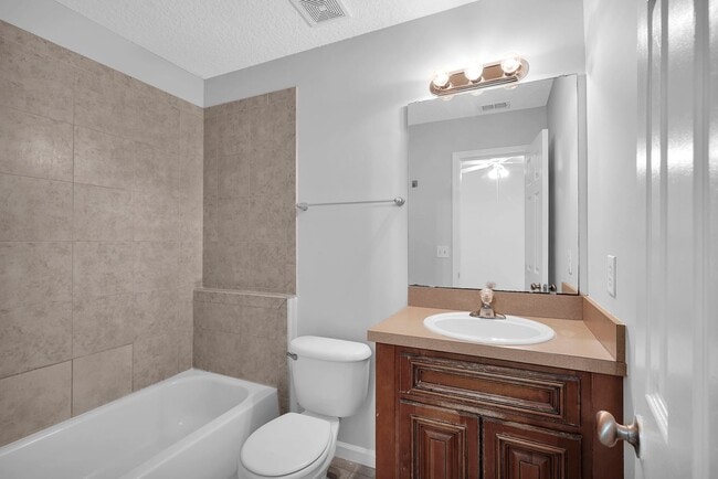 Building Photo - Charming 3 BR Home in Jacksonville, FL