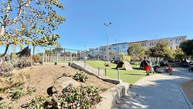 Building Photo - Charming Updated 2BR/1BA Marina Apartment ...
