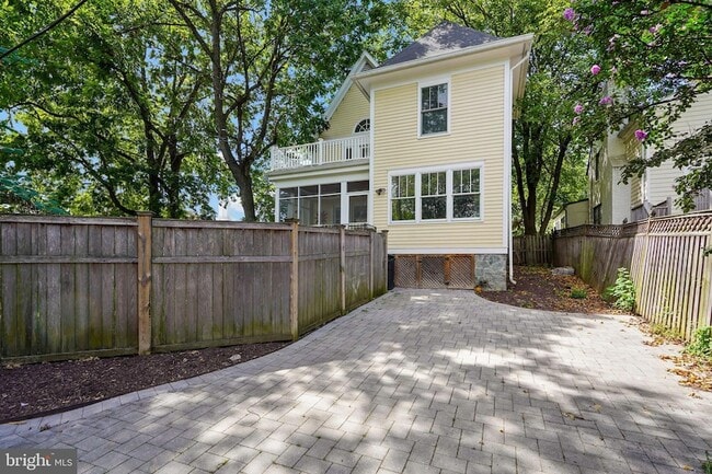 Building Photo - 1503 Russell Rd