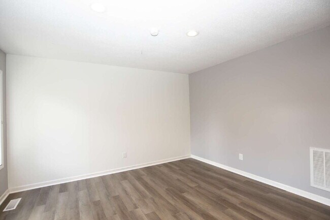 Building Photo - "Charming 3-Bedroom Retreat with Granite Touches and Cozy Fireplace on Winchester Rd!"