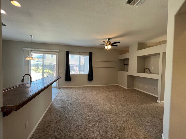 Building Photo - Livingston: $2450 3 Bedroom 2 Bathroom Sin...