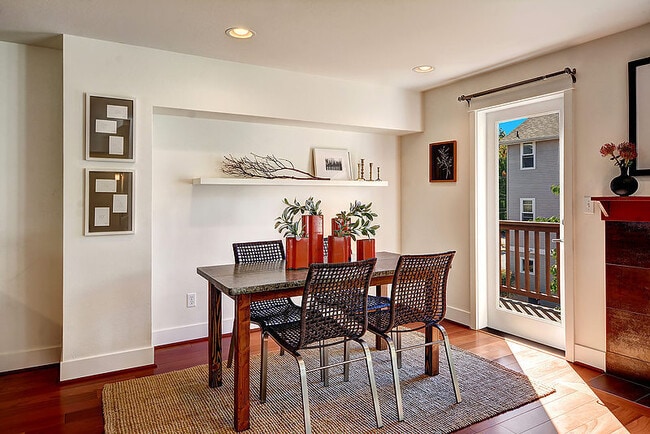 Building Photo - Gorgeous Townhouse in Green-Lake Community