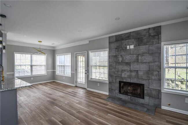 Building Photo - 3338 Sims St