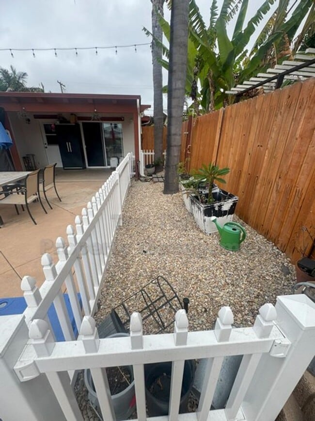 Building Photo - Beautiful Vista Home 3 bed / 3 bath / 1957...