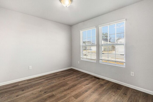 Building Photo - 109 Iris Ct