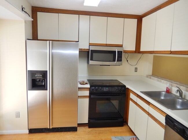 Building Photo - Fabulous Waterfront, 3 level townhouse