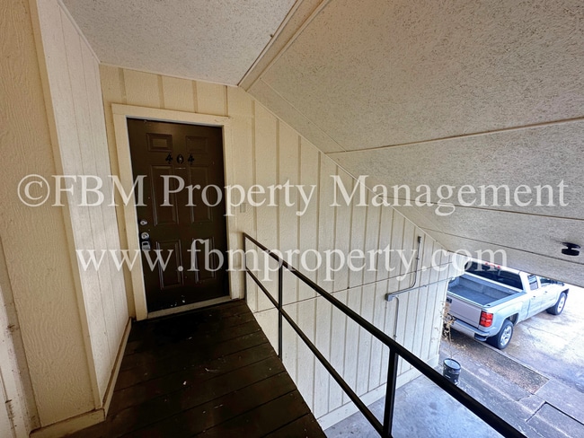 Building Photo - 825 Tehuacana Hwy