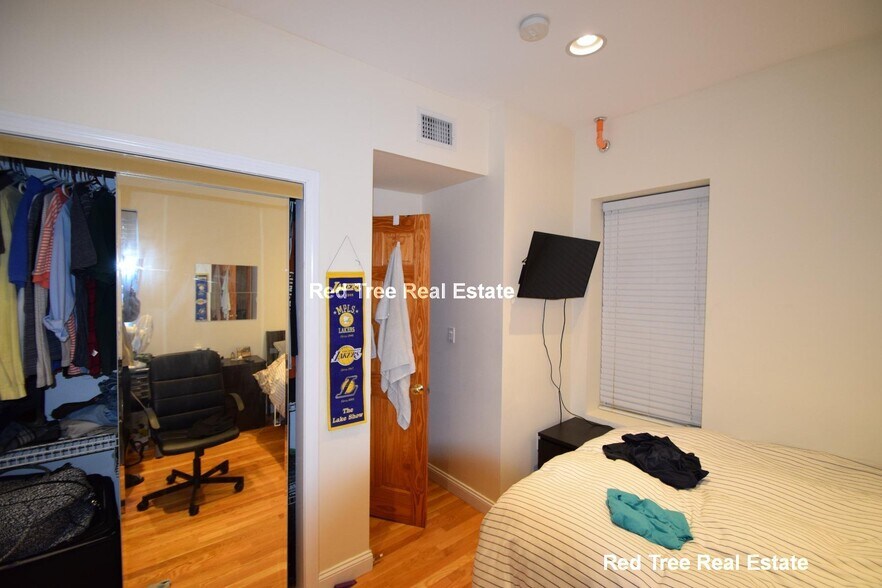 Building Photo - 1801 Beacon St