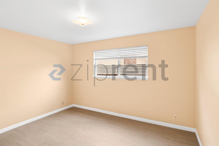 Building Photo - Unit