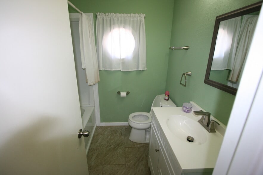 Main Bathroom - 2604 Mears Dr
