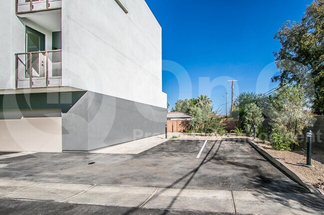Building Photo - 1443 E Osborn Rd