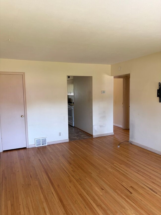 Building Photo - Hopkins Townhome for Rent
