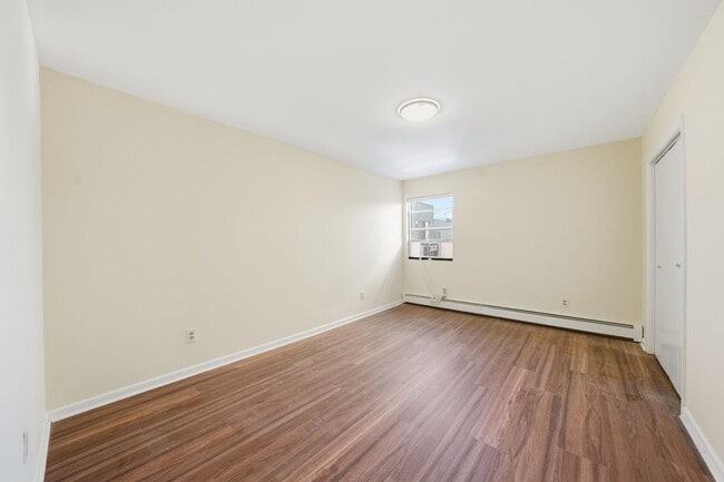 Building Photo - 191 Griffith St