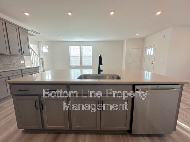 Building Photo - 2938 Clyde Dr