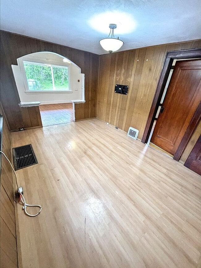 Building Photo - Charming 2-Bedroom Home with Fenced Yard i...